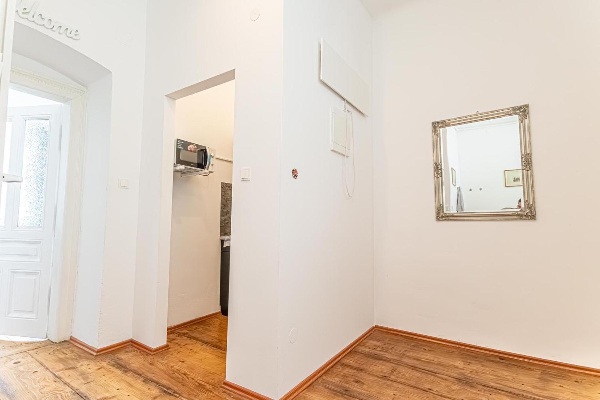 Stylish 1Br Apartment- Near Westbahnhof U3&U6 Wenen Buitenkant foto