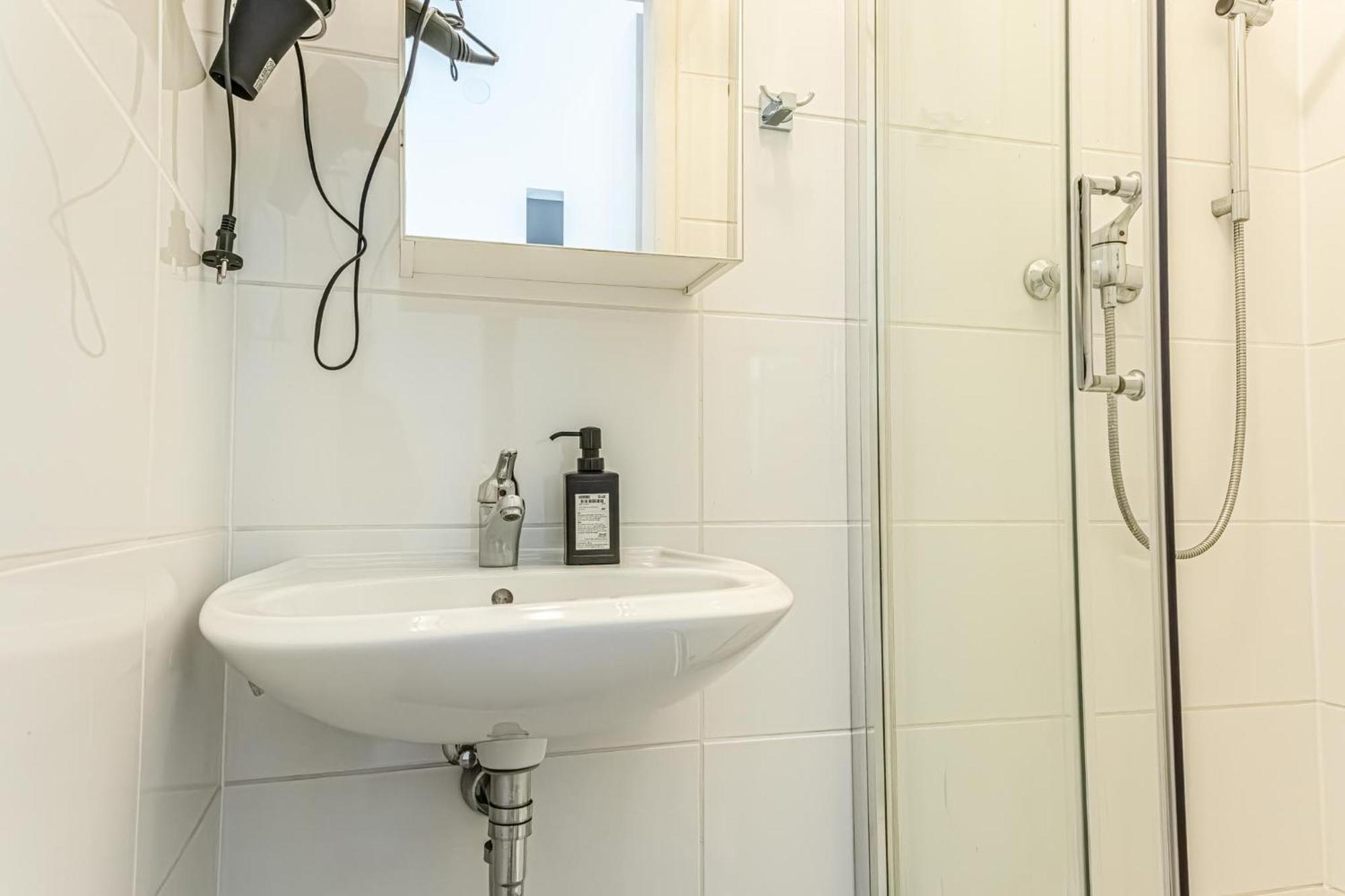 Stylish 1Br Apartment- Near Westbahnhof U3&U6 Wenen Buitenkant foto