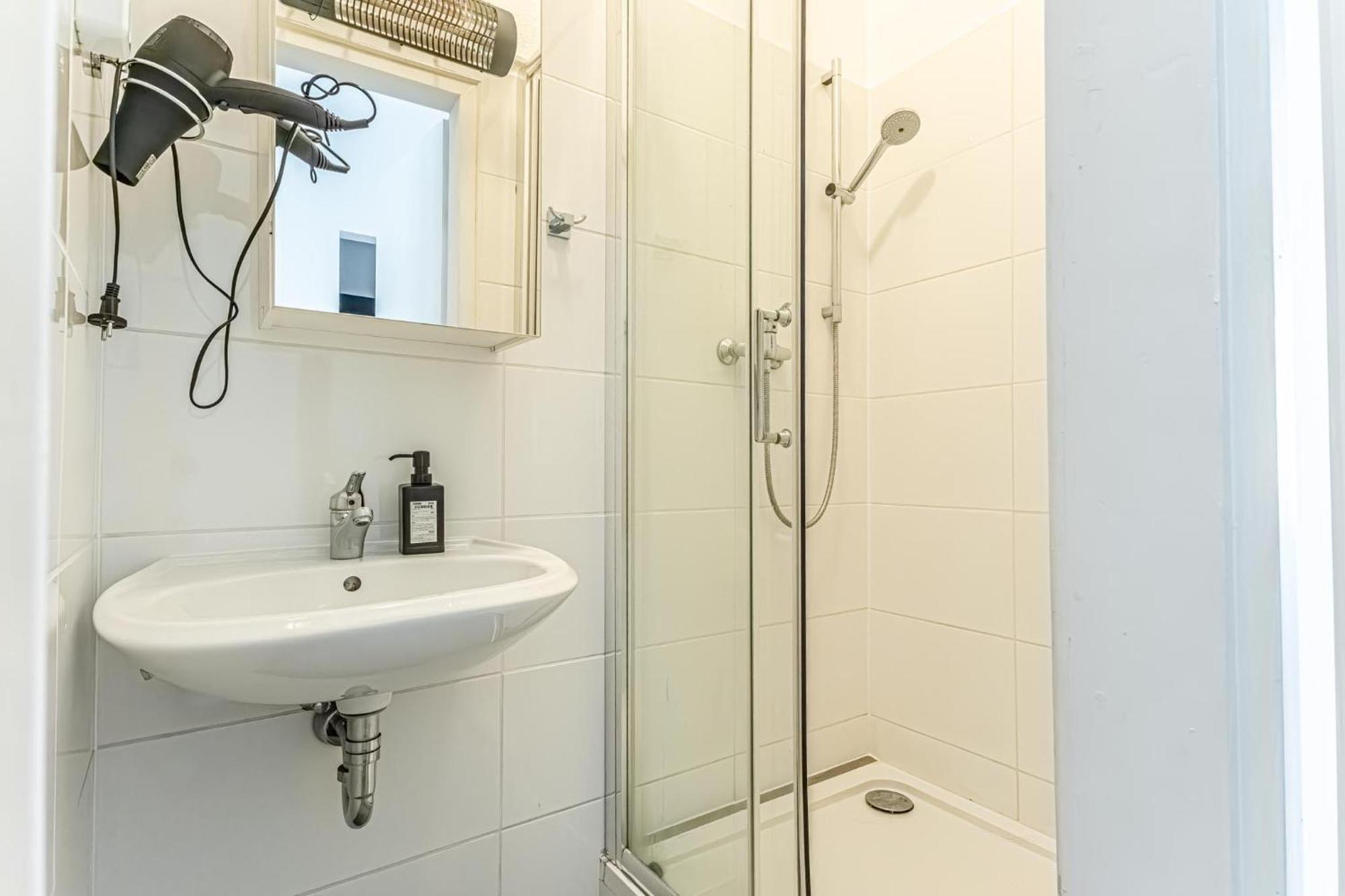 Stylish 1Br Apartment- Near Westbahnhof U3&U6 Wenen Buitenkant foto